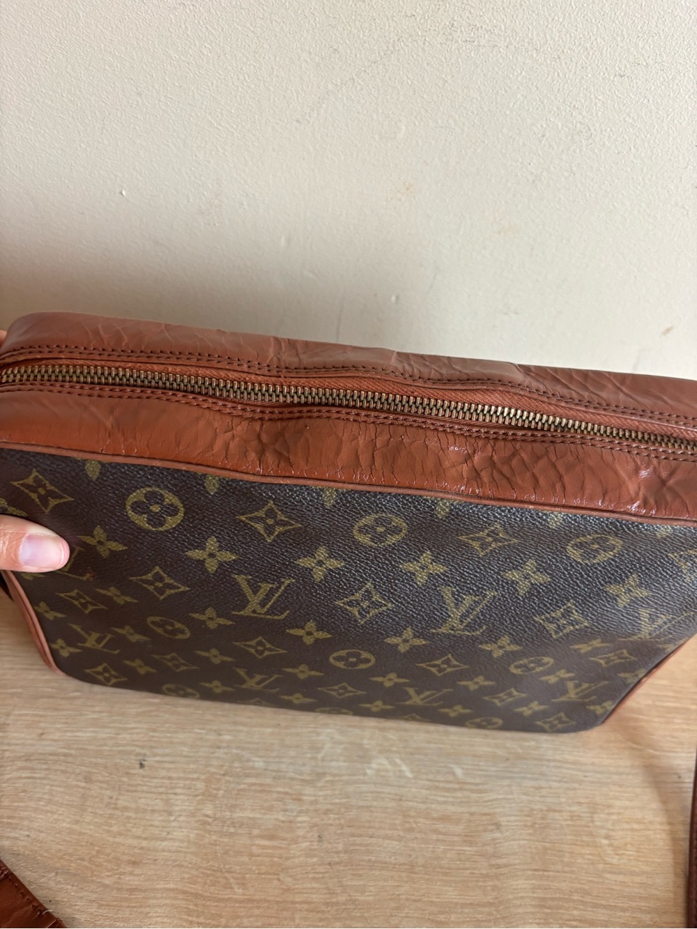 Authentic Louis Vuitton monogram crossbody - Picture 5 of 6